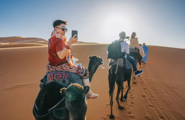 un gruppo nel deserto di zagora
