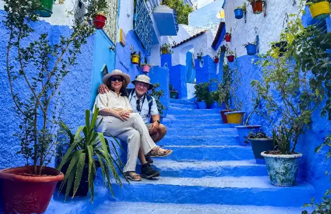una coppia a Chefchaouen marocco, tour marocco chefchaouen