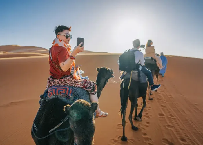 un gruppo nel deserto di zagora