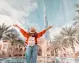 Ragazza di spalle davanti al Burj Khalifa durante il tour di 5 giorni a Dubai