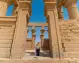 Turista che visita il tempio Ipetro ad Assuan grazie alla crociera sul Nilo compresa nel tour dal Cairo di 8 giorni