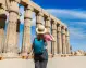 Viaggiatrice di spalle davanti alle rovine dell'Antico Egitto