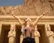 Ragazza davanti al tempio di Hatshepsut
