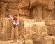 Foto di una turista con gli enormi massi che costituiscono la Piramide
