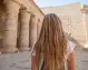 Ragazza di spalle all'interno del tempio di Karnak raggiunto in crociera sul Nilo