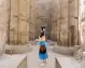 Turista tra i colonnati di un antico tempio egizio
