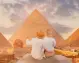 Coppia che fa una foto panoramica tra le tre Piramidi di Giza durante il tour in Egitto