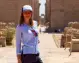 Turista di fronte all'ingresso del tempio di Karnak