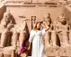 Ragazza davanti al tempio di Abu Simbel con il Tour Cairo e crociera sul Nilo