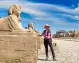 Viaggiatrice davanti alle statue del tempio di Karnak