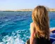 Ragazza in barca durante il soggiorno mare a Marsa Alam compreso nel tour