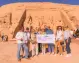 Team di Viaggiare nel Mondo in posa davanti ad Abu Simbel