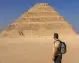 Uomo che osserva la piramide a scaloni