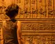Ragazza che osserva rappresentazioni e geroglifici dell'Antico Egitto