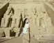 Donna di fronte all'ingresso del tempio di Abu Simul durante il toru di lusso di 8 giorni in Egitto