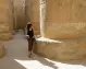 Turista a passaggio tra i colonnati di un tempio egizio