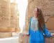 donna in abiti tradizionali in visita al tempio di Karnak