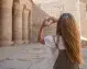 Ragazza nel tempio di Karnak durante la crociera sul Nilo con estensione mare a Marsa Matrouh