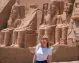 Turista all'ingresso del tempio di Abu Simbel durante la crociera sul Nilo con estensione a Marsa Matrouh