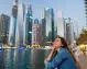 Ragazza di fronte alla città moderna di Dubai