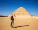 Turista che cammina verso la Piramide a scaloni