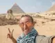 Turista che si scatta un selfie davanti alla Sfinge e alle Piramidi durante il tour del Nord dell'Egitto