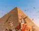 Escursione Cairo: turista su cammello davanti alla Grande Piramide di Cheope a Giza