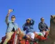 Gruppo di turisti su cammelli scatta un selfie durante l'escursione Cairo con volo da Sharm El Sheikh