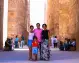 Famiglia in posa tra le colonne della Sala Ipostila del Tempio di Karnak