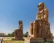 I Colossi di Memnone sulla riva ovest di Luxor sotto un cielo azzurro