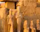 Statue faraoniche e rilievi geroglifici nel Tempio di Karnak al tramonto