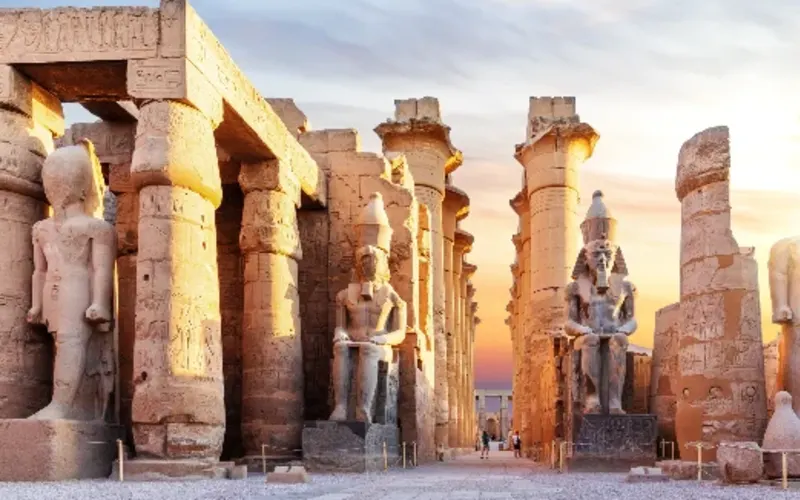 templo-de-luxor-famoso-monumento-de-egipto-primera-entrada