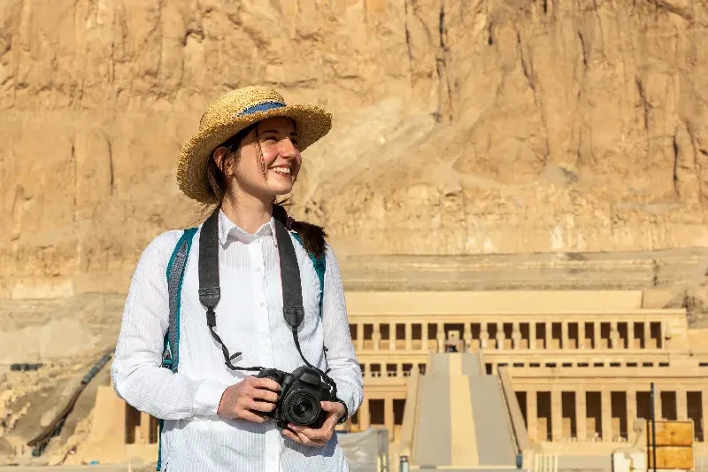 Fotografa davanti al tempio di Hatshepsut durante la crociera sul Nilo