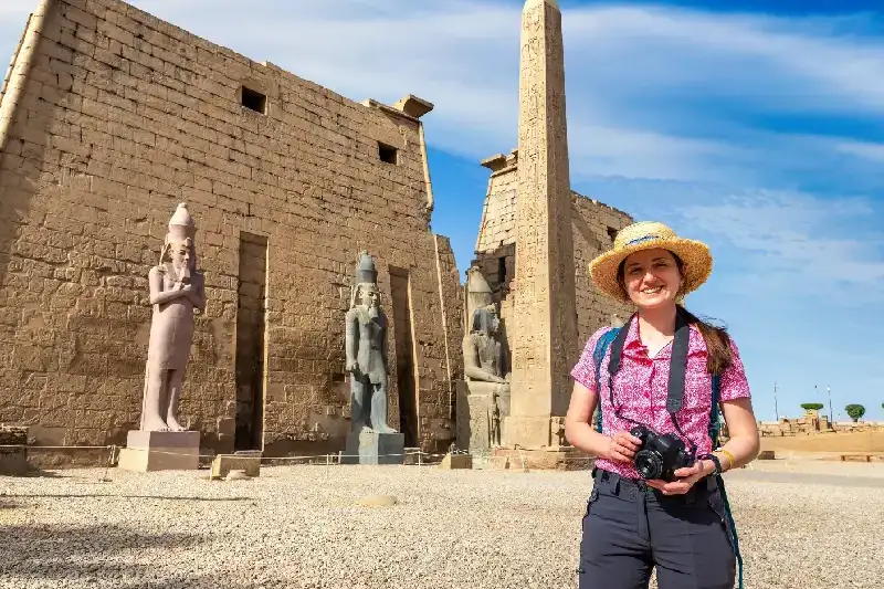 Turista davanti all'ingressa del tempio di Karnak