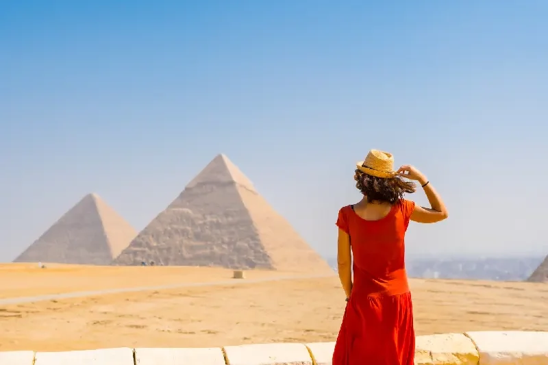 Visuale panoramica sulle piramidi durante il tour di lusso 8 giorni tra Cairo e Nilo