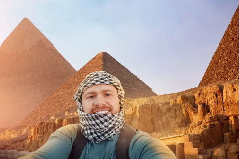 Selfie di un turista davanti alle Piramidi di Giza