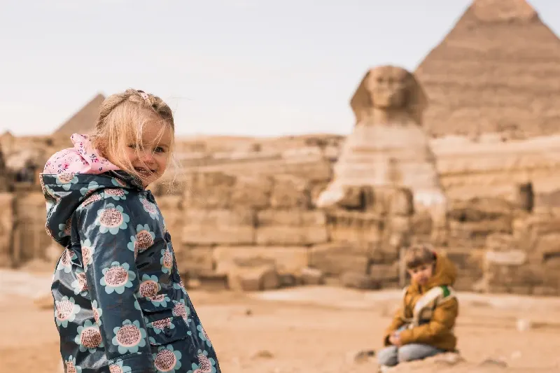 Bambini davanti alla Sfinge e alla Piramide di Chefren du8rante il tour con crociera sul Nilo e Cairo di 8 giorni