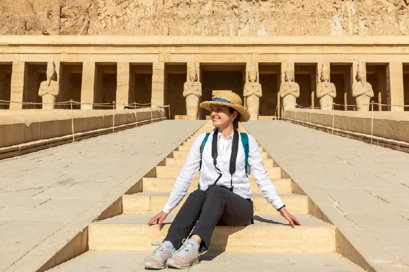 Foto di una turista sulla scalinata del tempio di Hatshepsut