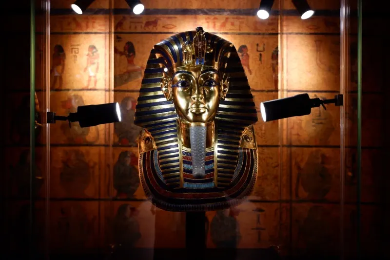 Busto in oro del faraone, conservato al Grande Museo Egizio durante il tour del Cairo.