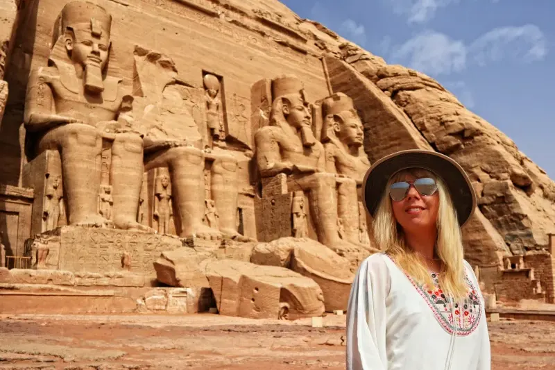 Viaggiatrice al tempio di Abu Simbel