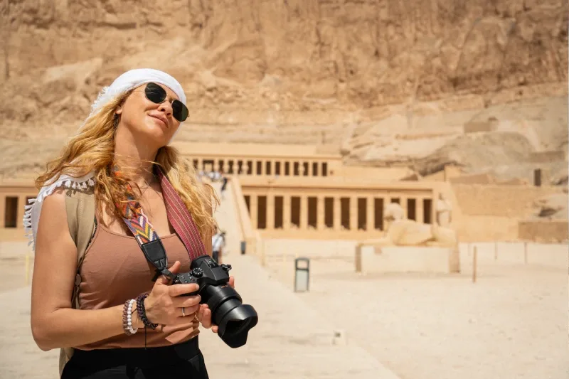 Foto di una turista al tempio di Hatshepsut