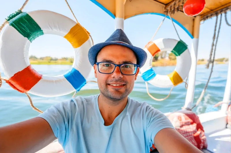 Foto di un viaggiatore a bordo di un imbarcazione per attraversare il Nilo in crociera