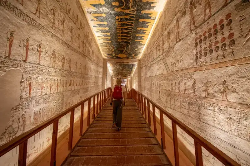 Interno di una tomba della Valle dei Re raggiunta grazie alla crociera sul Nilo compresa nel tour di 7 giorni dal Cairo