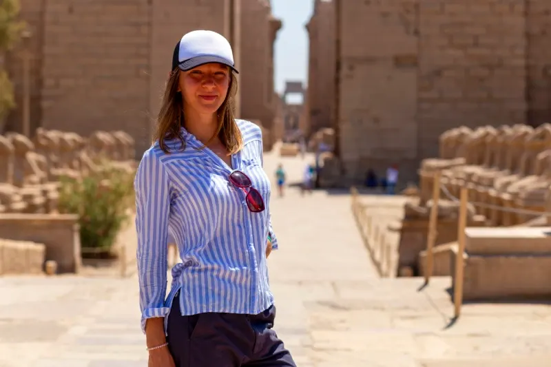 Turista di fronte all'ingresso del tempio di Karnak