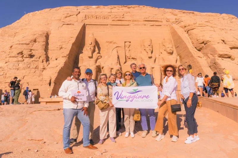 Team di Viaggiare nel Mondo in posa davanti ad Abu Simbel