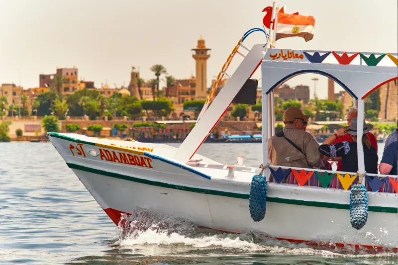 Attraversamento della città di Luxor con imbarcazione tipica egiziana