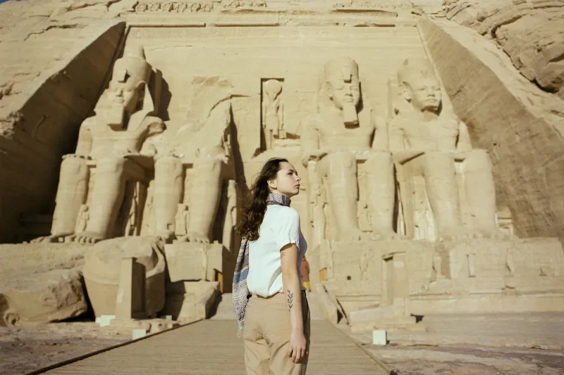 Donna di fronte all'ingresso del tempio di Abu Simul durante il toru di lusso di 8 giorni in Egitto