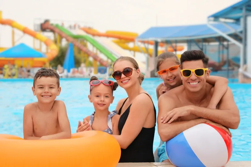 Famiglia in piscina durante il tour Egitto