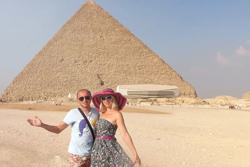 Foto di coppia davanti alle Piramidi durante il tour Cairo con crociera sul Nilo e Mar Rosso e visita ad Hurghada