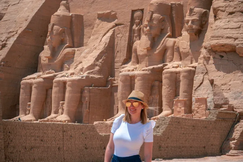 Turista all'ingresso del tempio di Abu Simbel durante la crociera sul Nilo con estensione a Marsa Matrouh
